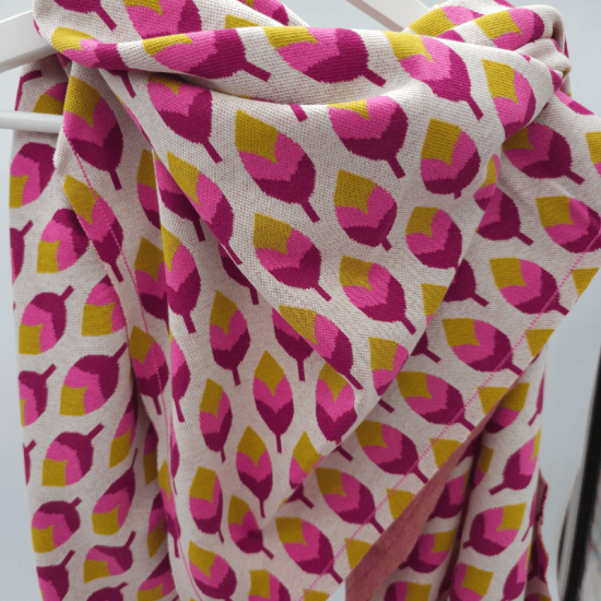 Dreieckstuch Blätter mit pinker Ziernaht