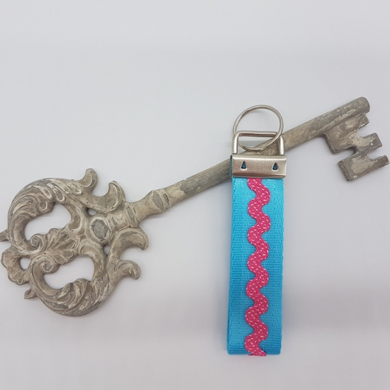 Preview: Schlüsselanhänger Gurtband türkis / Welle pink
