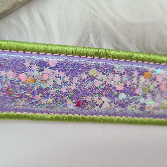 Preview: Schneekugeleffekt Schlüsselanhänger lila/grün