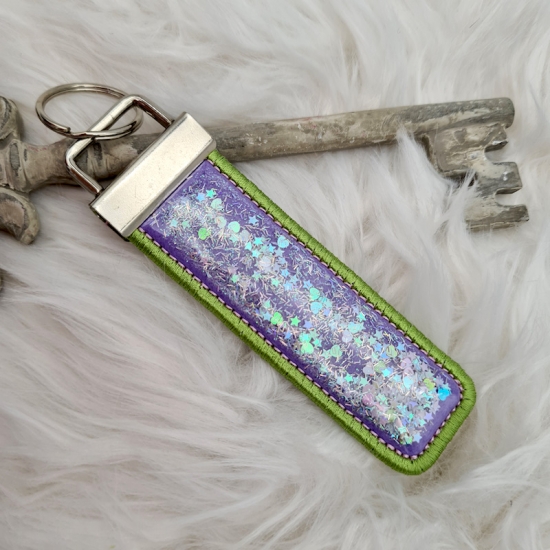 Schneekugeleffekt Schlüsselanhänger lila/grün