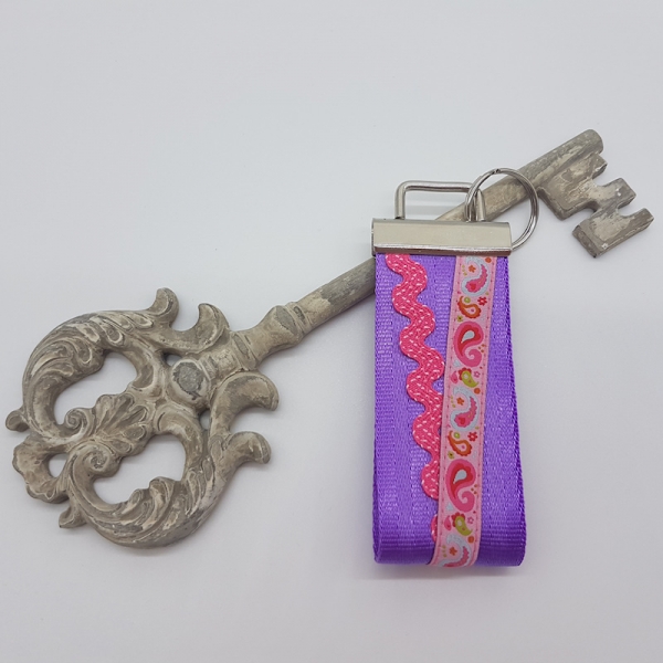 Schlüsselanhänger aus Gurtband lila / Paisley