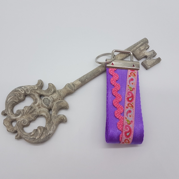 Schlüsselanhänger aus Gurtband lila / Paisley
