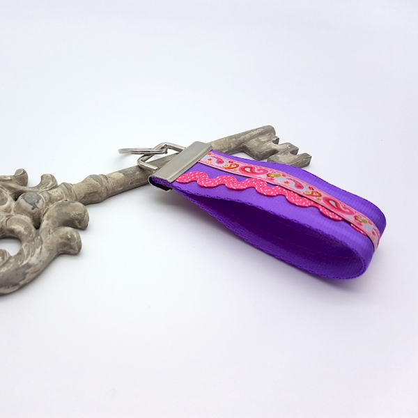 Schlüsselanhänger aus Gurtband lila / Paisley