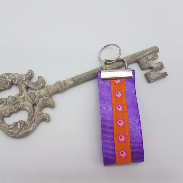 Schlüsselanhänger aus Gurtband lila / Blümchen