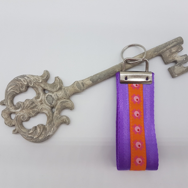 Schlüsselanhänger aus Gurtband lila / Blümchen