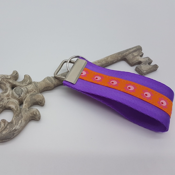 Schlüsselanhänger aus Gurtband lila / Blümchen