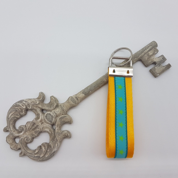 Schlüsselanhänger Gurtband gelb / Sterne türkis