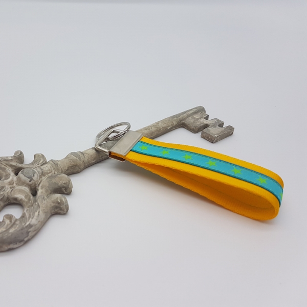 Schlüsselanhänger Gurtband gelb / Sterne türkis