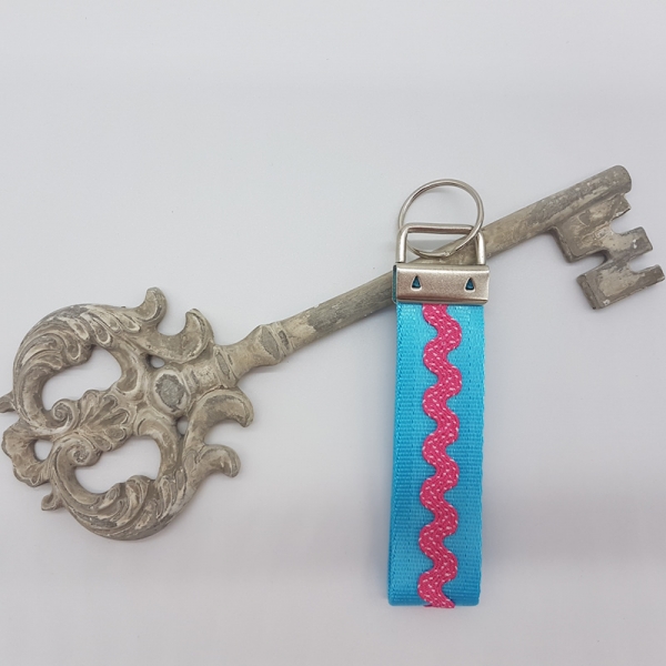 Schlüsselanhänger Gurtband türkis / Welle pink