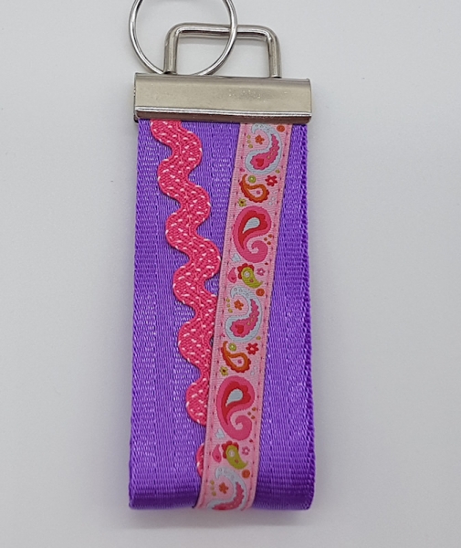 Schlüsselanhänger aus Gurtband lila / Paisley