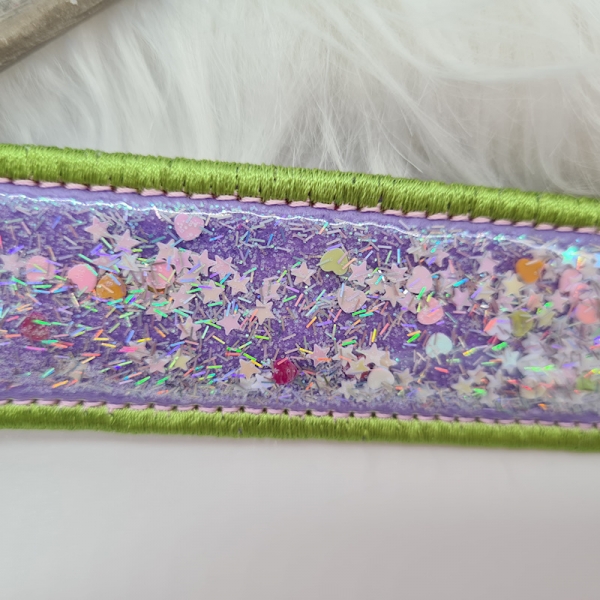 Schneekugeleffekt Schlüsselanhänger lila/grün