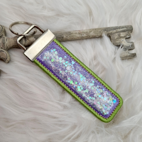 Schneekugeleffekt Schlüsselanhänger lila/grün